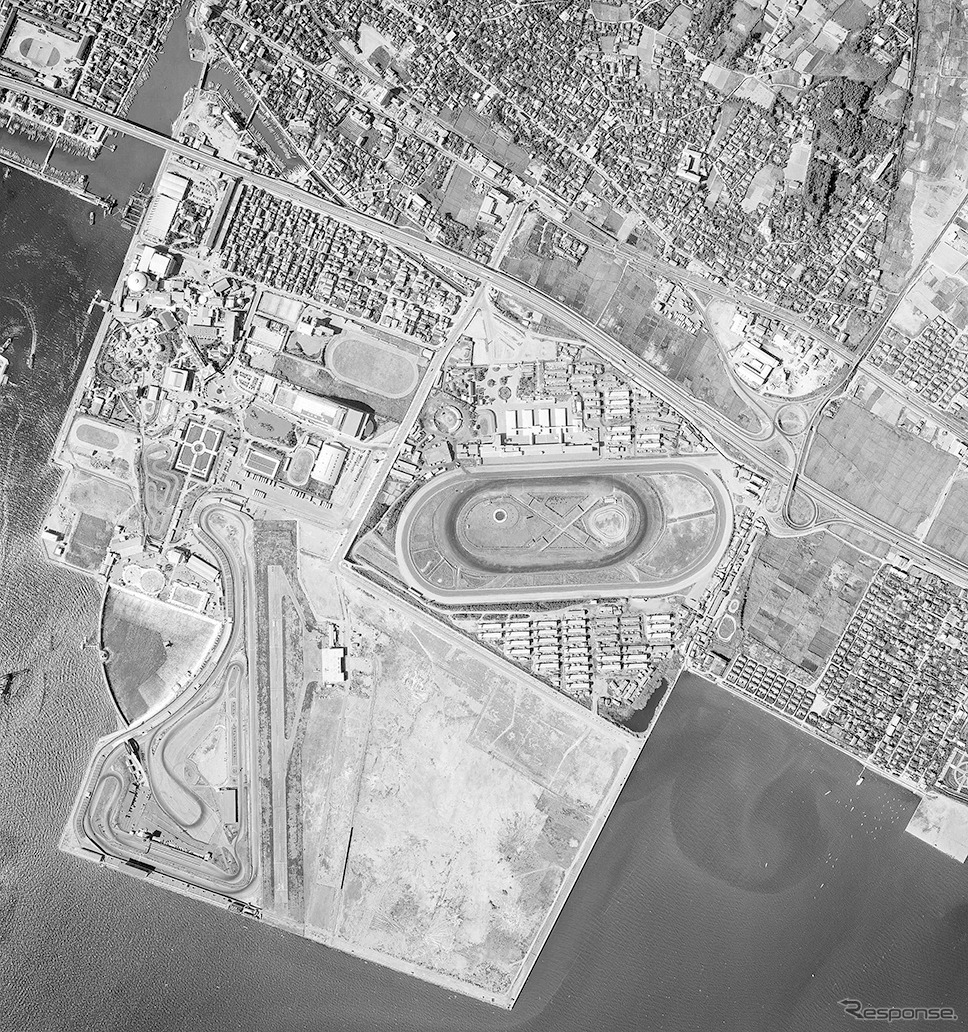 1960年代の船橋サーキット周辺の上空。中央のオーバルコースは船橋競馬場