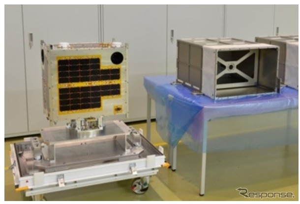 左:DIWATA-1　右:J-SSOD 50kg級用衛星搭載ケース