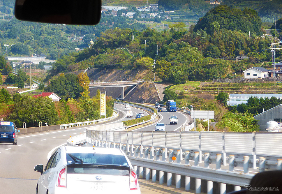 「恋人の聖地」としてカップルなどに人気の大村湾パーキングエリアは、長崎市内から長崎自動車道を通ってクルマで35分（43km）