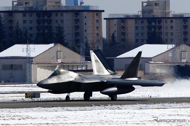 雪化粧した横田基地にF-22ラプターが次々と降りてくる。