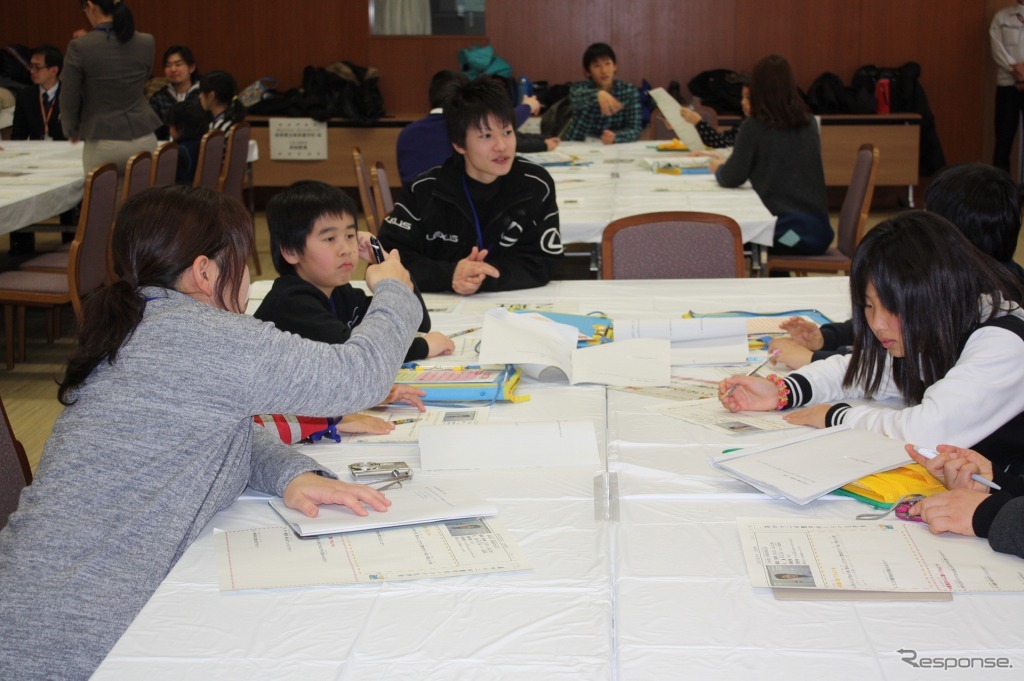 聾学校トヨタ見学会（昨年の様子）