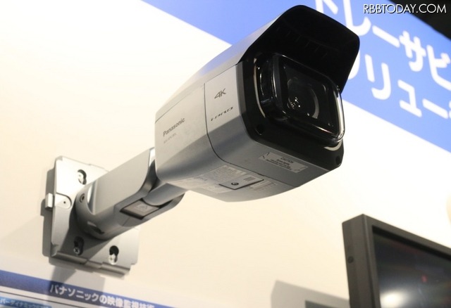 4K屋外対応ネットワークカメラ「WV-SPV781LJ」は超広角4倍ズームレンズを搭載し、4K解像度でH.264 30fpsのストリーミングを可能としている（撮影：防犯システム取材班）