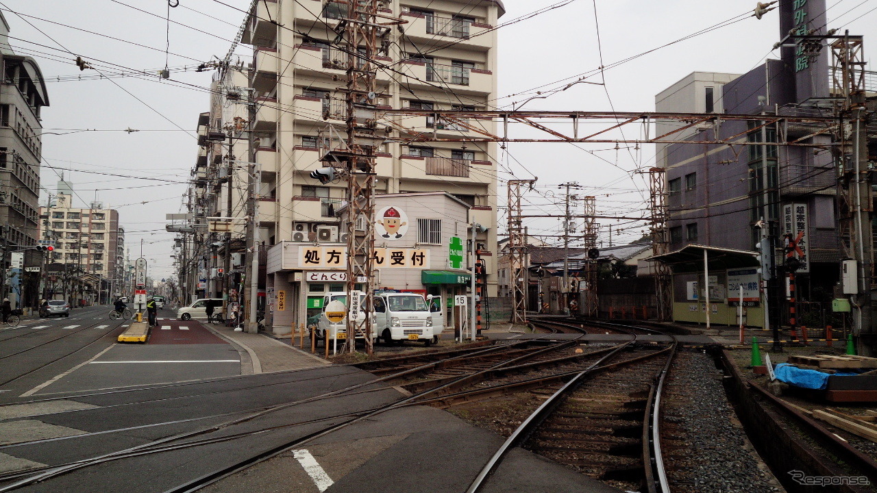 右手が上町線の線路、左が阪堺線