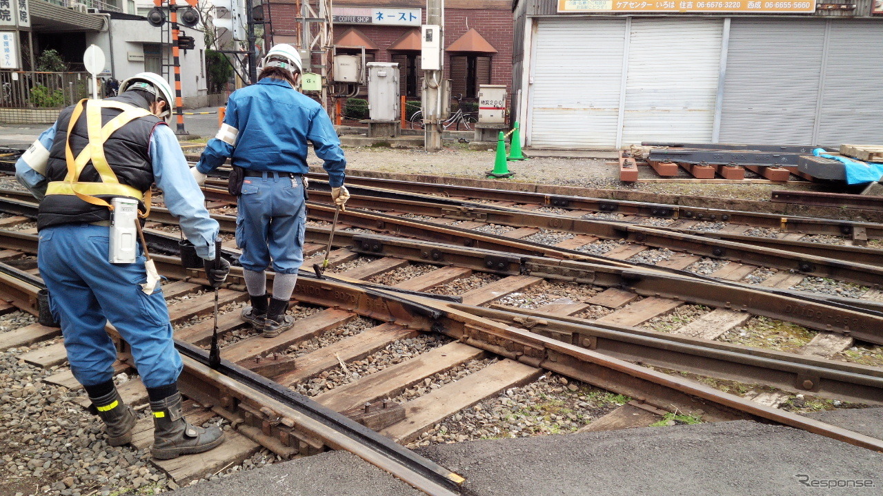 阪堺上町線の保線作業員。廃止された区間の線路に油をさしている