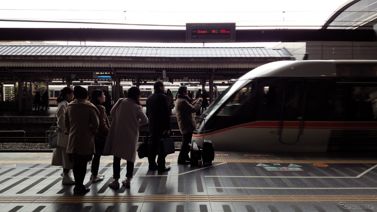 大阪と長野を結ぶ特急「しなの」が京都駅に到着。朝方の長野行きは0番ホームに、夜の大阪行きは7番ホームに滑り込む