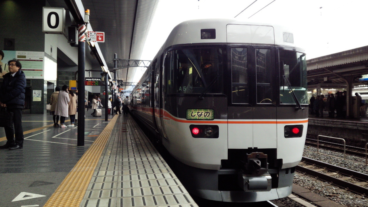 大阪と長野を結ぶ特急「しなの」が京都駅に到着。朝方の長野行きは0番ホームに、夜の大阪行きは7番ホームに滑り込む