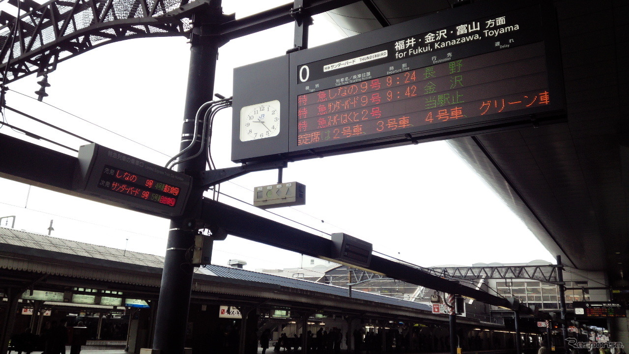 大阪と長野を結ぶ特急「しなの」が京都駅に到着。朝方の長野行きは0番ホームに、夜の大阪行きは7番ホームに滑り込む