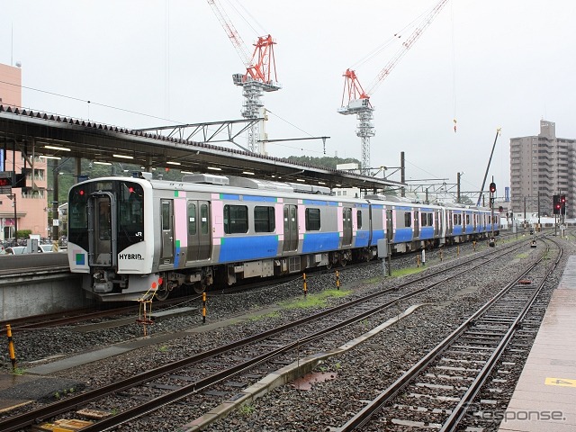 仙石東北ラインで運用されているHB-E210系。気動車のため非電化区間の石巻線にも乗り入れることが可能だ。