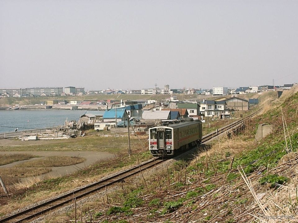 留萌本線留萌～瀬越間を行く普通列車。2月12日から当面の間、留萌～増毛間のみ終日運休となる。