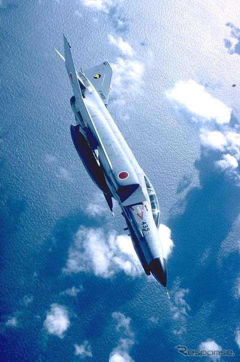 自衛隊機が! 福祉施設に駐車中のクルマとバスを機銃掃射?