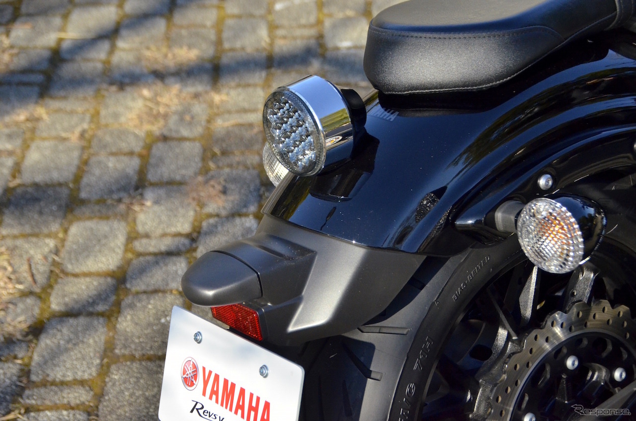 ヤマハ XVS950CU BOLT（ボルト）の新色、ダルパープリッシュブルーメタリック（ブルー）。