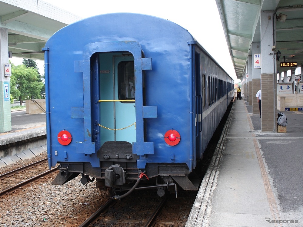 「KEIKYU BLUE SKY TRAIN」に似た塗装の台湾鉄路普快車。