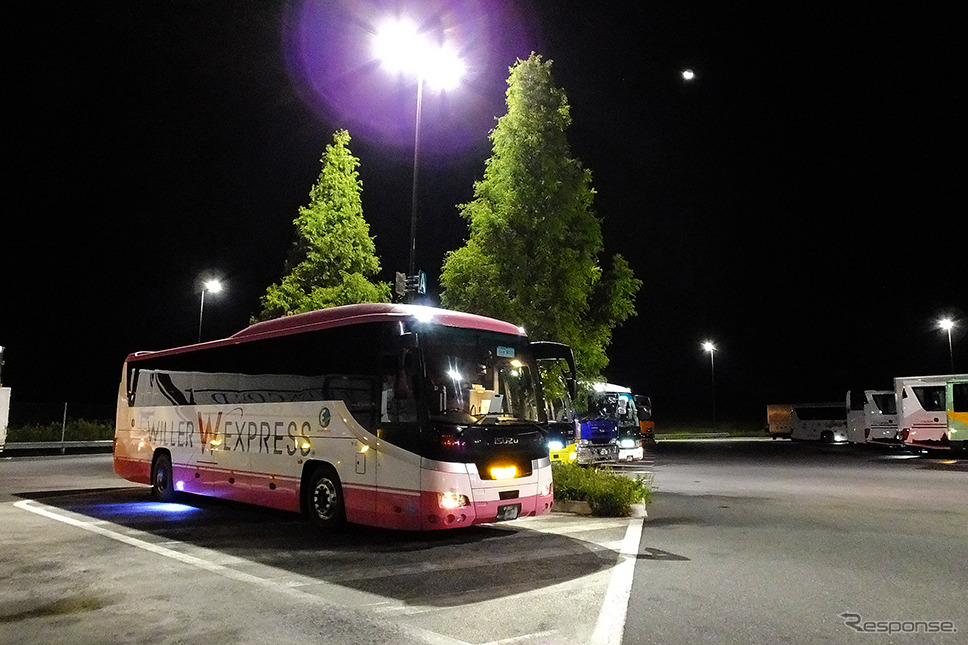 ウィラーエクスプレスによる東京～大阪間の夜行バスは、高速道のSAやPAで2回休憩する