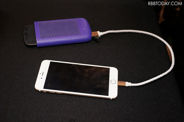 ベースにはUSB-A端子が付いていて、ケーブルでスマートフォンを充電する