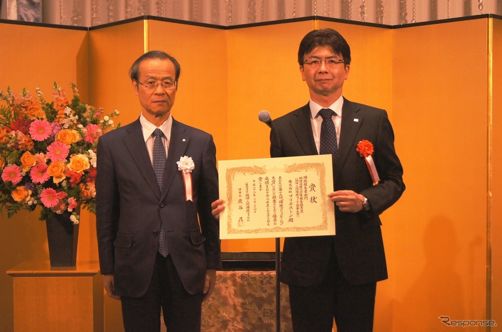 表彰式の様子、地球・人間環境フォーラム 炭谷茂理事長（左）とブリヂストン 森永啓詩 CSR・環境・品質経営企画本部長付フェロー