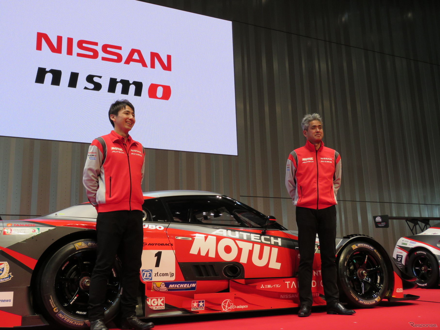 #1 NISMO の松田次生（左）と鈴木豊監督。クインタレッリはインフルエンザで欠席。