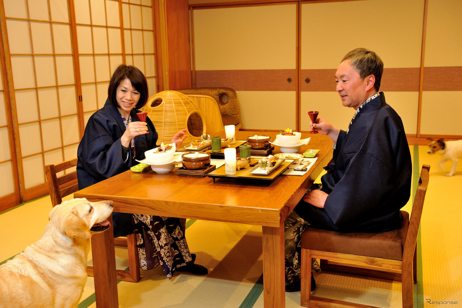 今夜の献立は食前酒の絆酒杯、山葡萄酒に始まり、お造り、とちぎ和牛のA5ランクより上だという「匠ランク」のしゃぶしゃぶで第一幕が終了。口直しのシャーベットをはさみ、炊き合わせや焼き物、食事、デザートと続く（鬼怒川 絆）