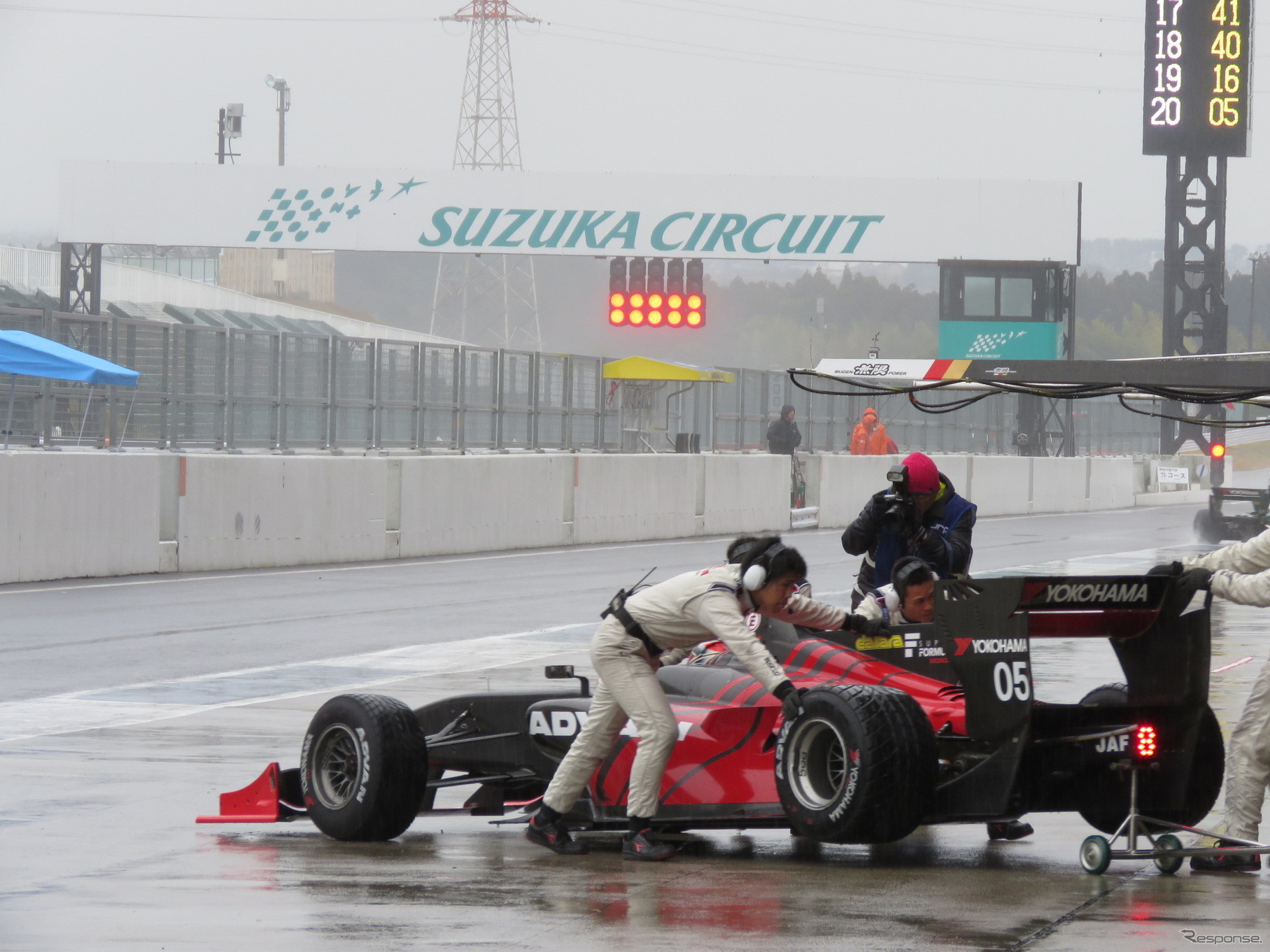 鈴鹿公式テスト初日は雨に（#05 はホンダのテストカー）。