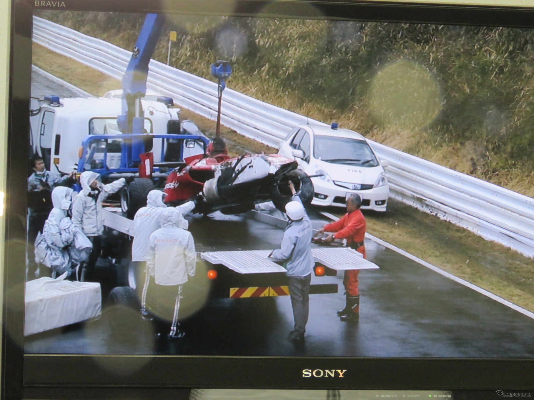 モニター映像に映し出された、塚越のマシン。ドライバーには大過なかったようで不幸中の幸いだった。