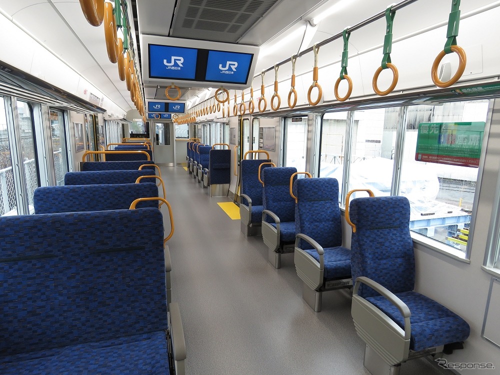 車内設備は基本的には従来の225系と同じ。阪和線用の5100番台は横1列に2＋1席の転換クロスシートを設けている。