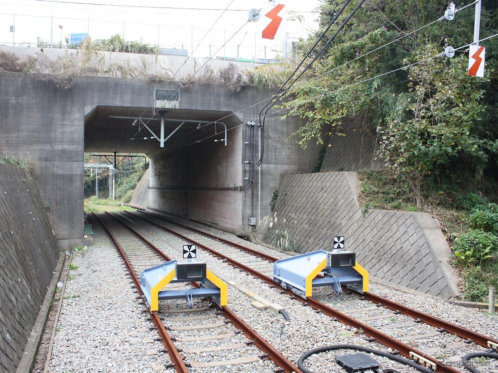 久里浜線の終点・三崎口駅の線路終端部。道路の下をくぐって油壺に延伸できる構造になっている。