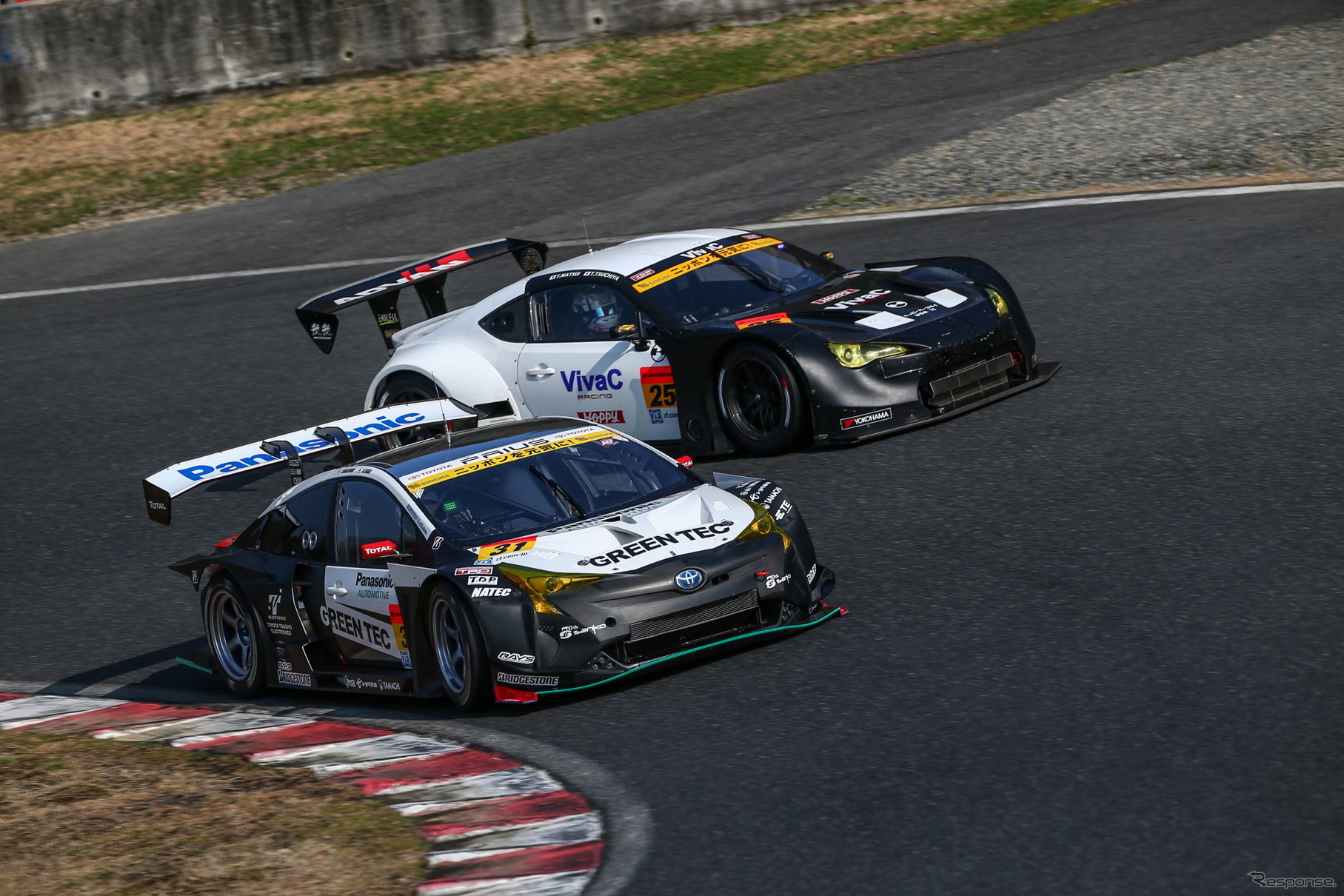 #31 PRIUS apr GTと#25 VivaC 86 MC（ともにGT300クラス）