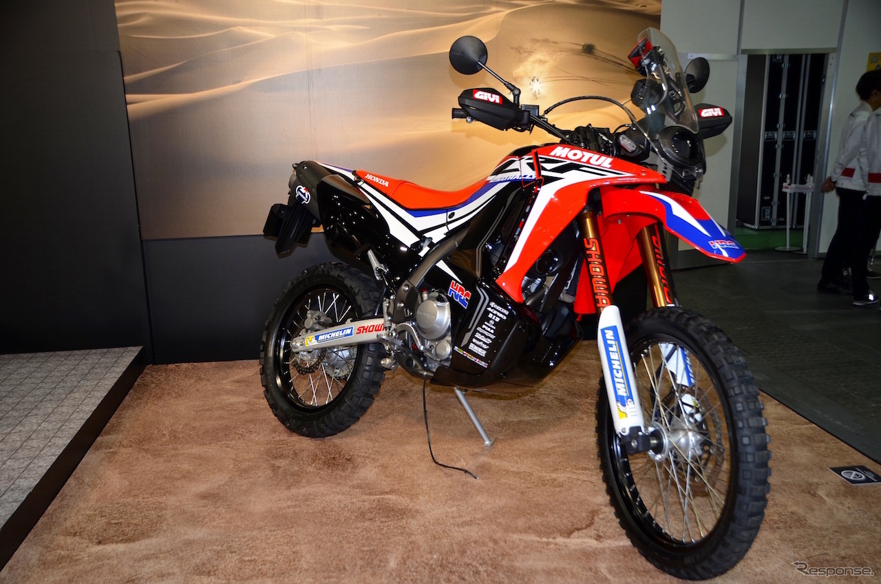 CRF250Lをベースに、ダカール・ラリー参戦マシン「CRF450 RALLY」のイメージを随所に採り入れたアドベンチャーモデルのプロトタイプ、CRF250 RALLY プロトタイプ。