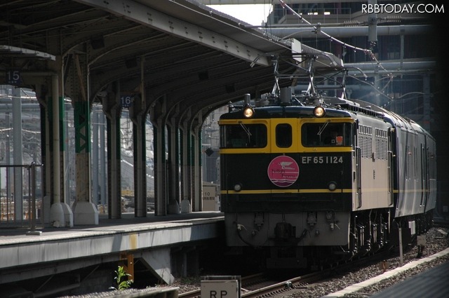 大阪駅10番ホームに15時57分ほぼ定刻どおりの到着だ。