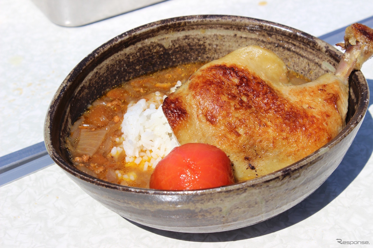 グランツーリスモカフェで出されるライダー丼。ついつい食べるスプーンが速くなる一品だ。