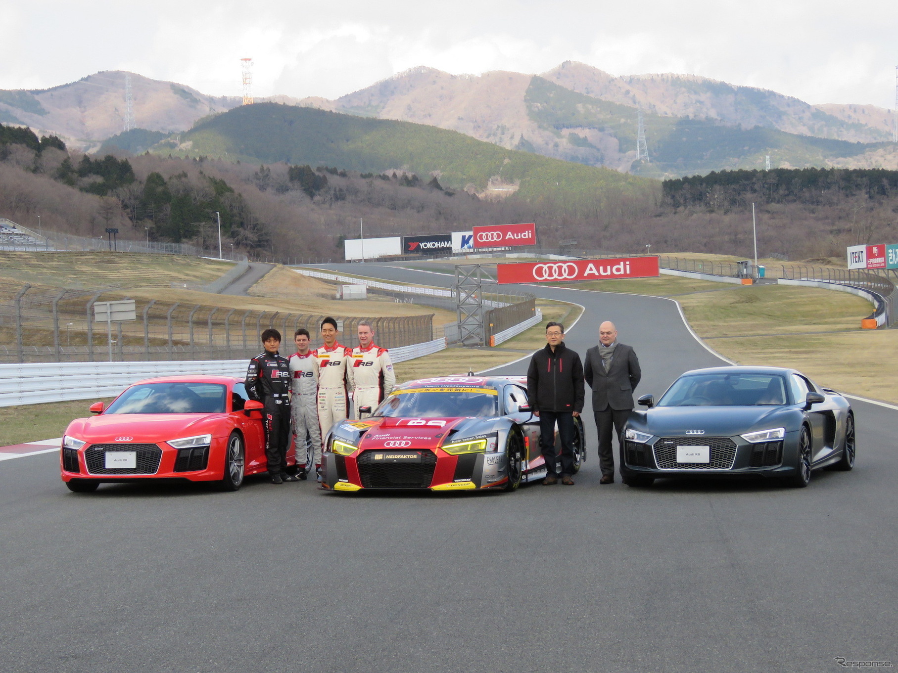 中央はGT300に参戦するアウディR8 LMS。