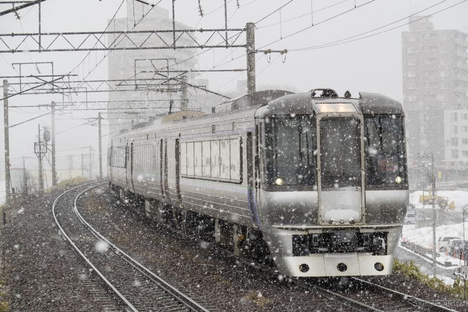 札幌から特急『スーパーカムイ』となる快速『エアポート』。785系は特急『スーパー白鳥』の廃止により札幌圏へ転入する789系により淘汰される予定だ。