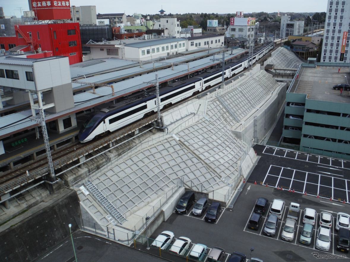 このほど完成した京成成田駅南側法面の補強工事。2013年の水害で土砂が流出した。