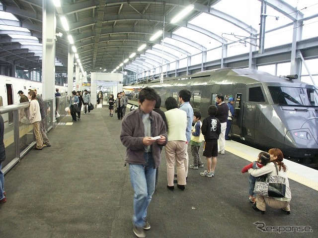 九州新幹線鹿児島ルートが部分開業（2004年3月）した頃の新八代駅ホーム。同駅では鹿児島ルートが全線開業するまで、博多～新八代間の在来線特急『リレーつばめ』（右）と新八代～鹿児島中央間の新幹線『つばめ』（左）が同じホームで乗り換えできるようになっていた。