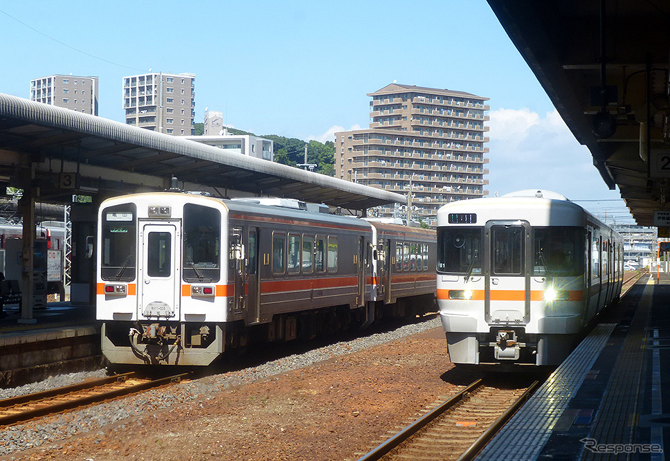 JR東海キハ11形気動車（左）と同キハ25形気動車（津駅）