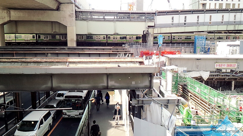 首都高3号渋谷線の下にある歩道橋から東口エリアを見ると、かつての東横線渋谷駅1・2・3番線の軌道桁が残っていた