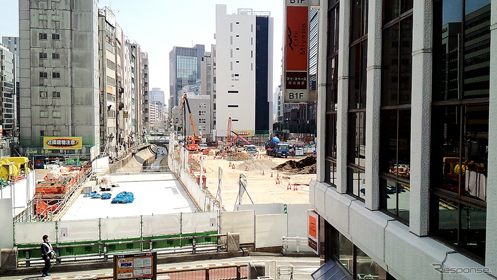 地下を行く渋谷川の移設工事や、東横線渋谷駅の解体、新たに建てられる東棟の基礎工事などがすすむ東口エリア