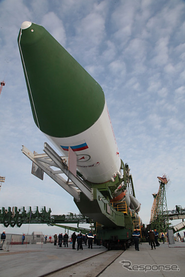 射点に立てられるプログレス補給船（63P）を搭載したソユーズロケット
