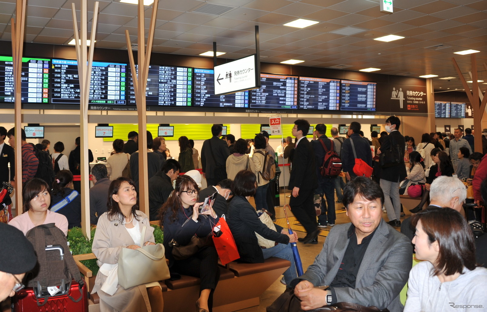 4日、た日本最大のバスターミナル「バスタ新宿」　新しい乗車場で早めに来た人も