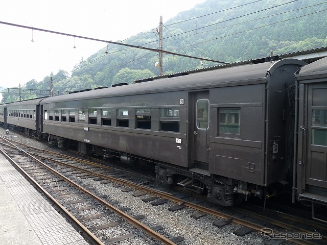 大井川鐵道は国鉄の「長距離鈍行」をイメージした列車ツアーを4月23日に開催。写真のスハフ42形（手前）など客車4両で運行する。