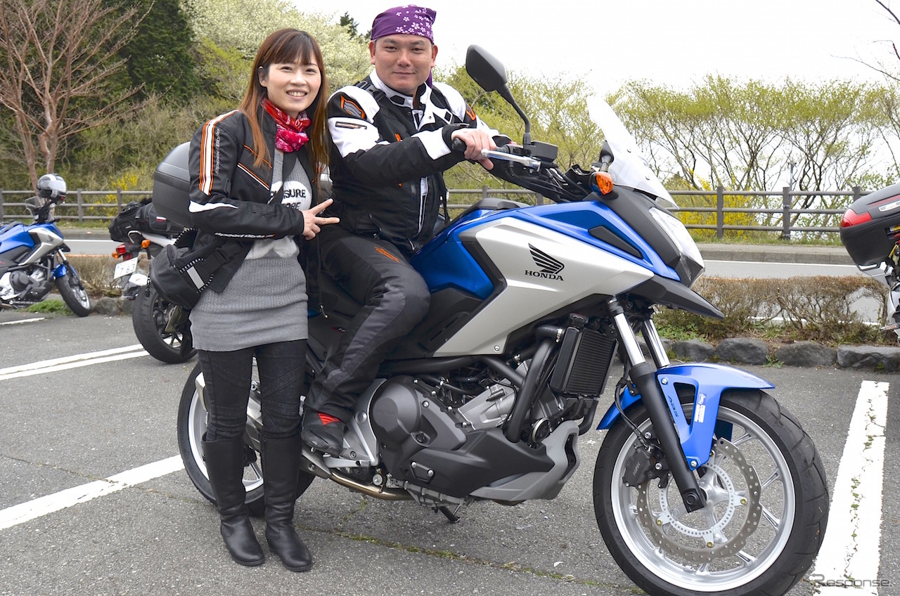 レンタルバイクで日本をツーリング中の陳さんご夫妻。台湾から12名のグループで訪日中だ。