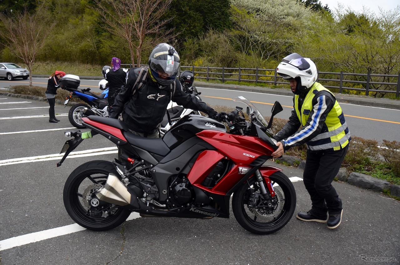 レンタルバイクにてツーリング中のREXさん。台湾ではカワサキZ800を所有する。