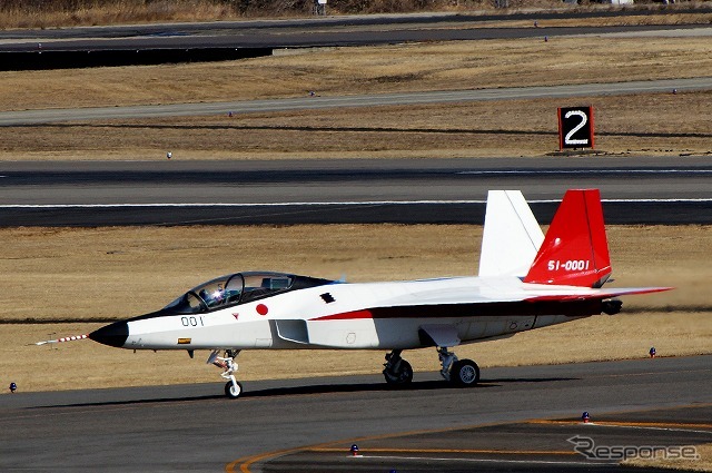 滑走試験を終え、三菱重工業の駐機場に向かうX-2。滑走試験は10分程度で終わる。