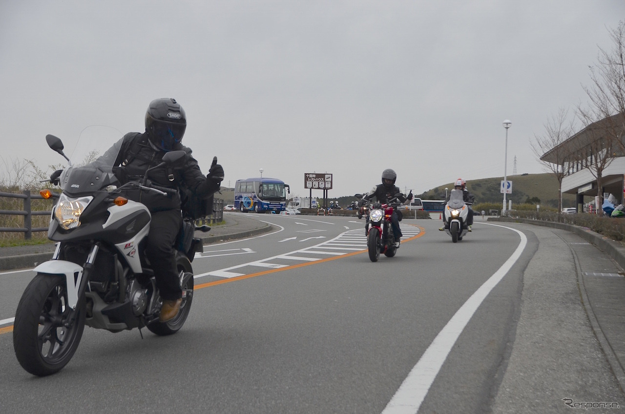 レンタルバイクを利用して、富士山周辺、伊豆箱根を3泊4日で周遊する台湾人ライダー12名のグループ。
