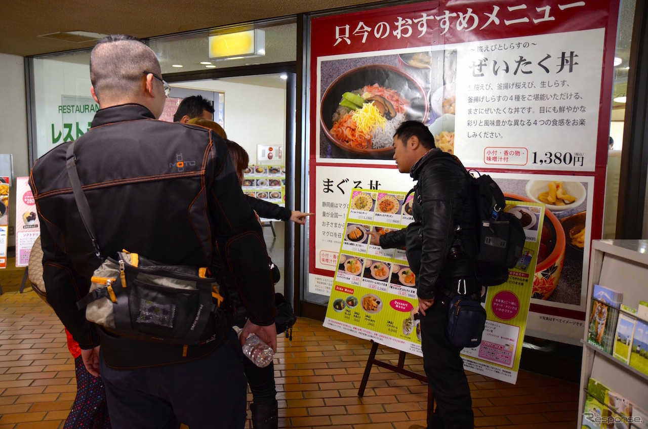 レンタルバイクを利用して、富士山周辺、伊豆箱根を3泊4日で周遊する台湾人ライダー12名のグループ。