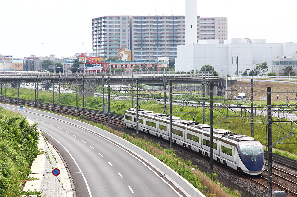 印西牧の原駅付近を160km/hちかいスピードで駆け抜ける京成スカイライナーAE形