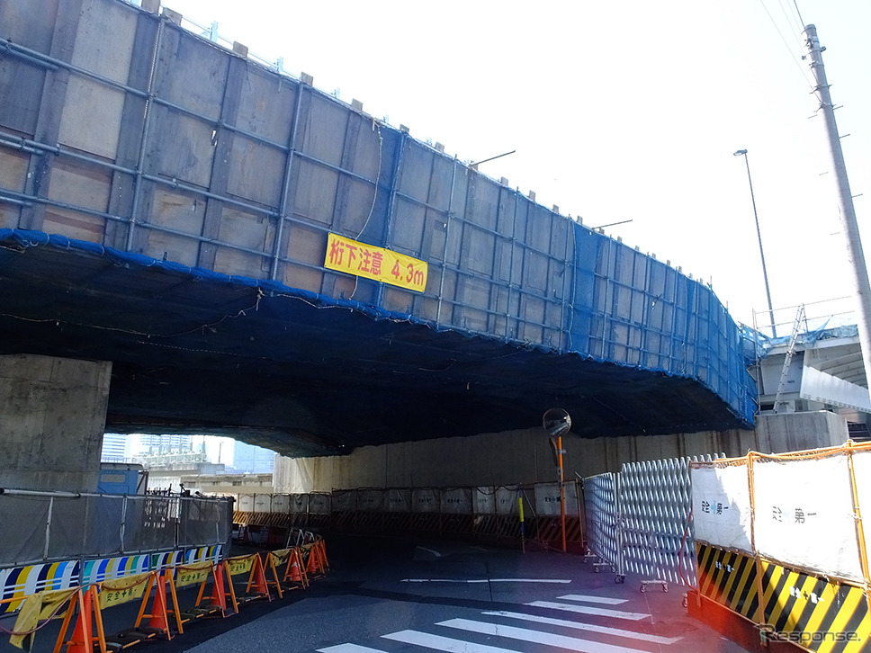 遮音壁やスロープなども姿を見せ始めた築地大橋。2016年末の開通をめざし整備がすすめられている