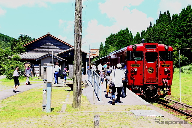 肥薩線は八代～吉松間で引き続き運休。同線を走る『いさぶろう・しんぺい』も終日運転を見合わせる。