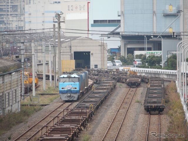 臨時列車は東京貨物ターミナル発着の貨物列車との継走を行う。写真は東京貨物ターミナル駅。
