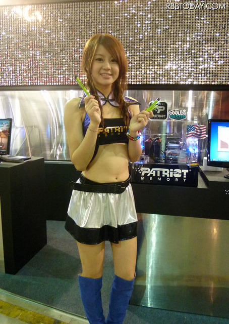 ブーツは黒エナメルにしてほしかった