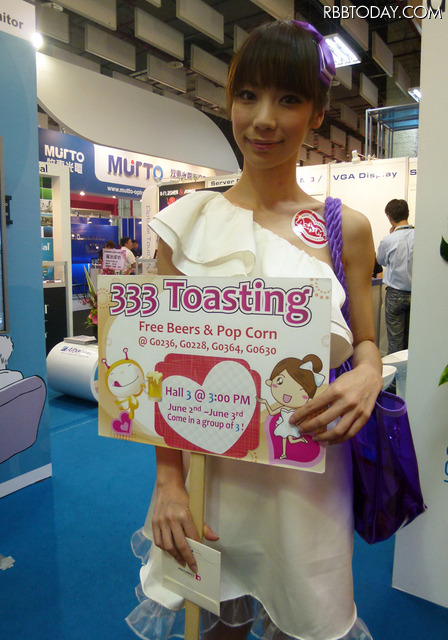 懐かしアイドル風の衣装が逆に新鮮